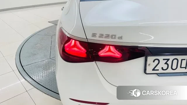 Mercedes-Benz E-Class W214 2024 Белый из Кореи, фото 2