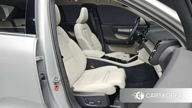 Volvo XC40 2023 Серебряный из Кореи, фото 2
