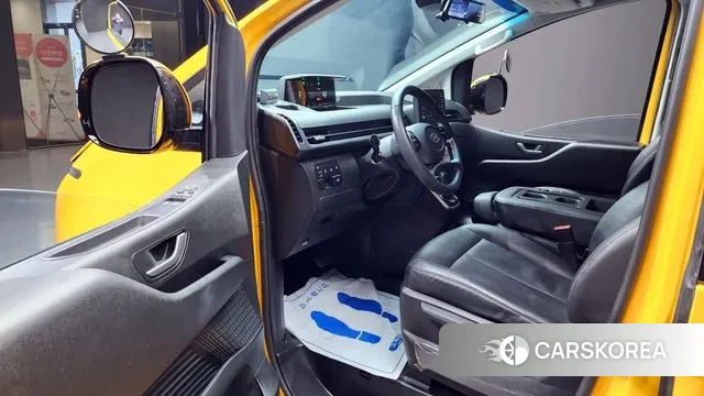 Hyundai Staria 2023 Желтый из Кореи, фото 2