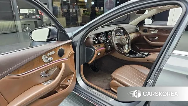 Mercedes-Benz E-Class W213 2018 Серый из Кореи, фото 2