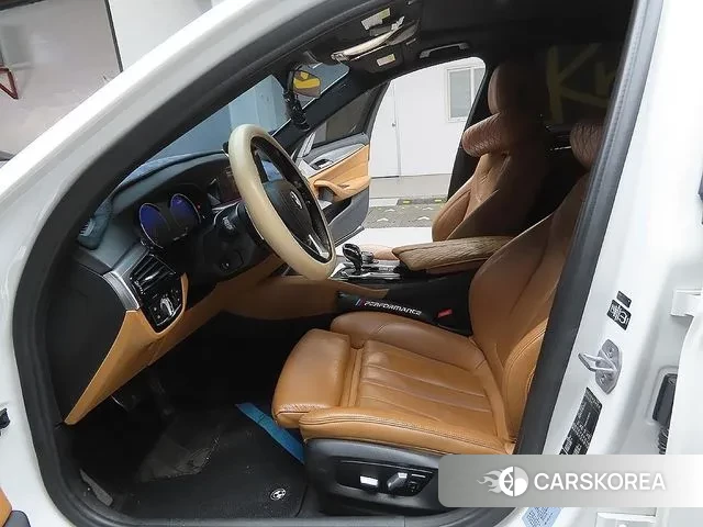 BMW 5 Series (G30) 2018 Белый из Кореи, фото 2