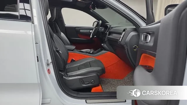 Volvo XC40 2021 Светло-серебряный цвет из Кореи, фото 2