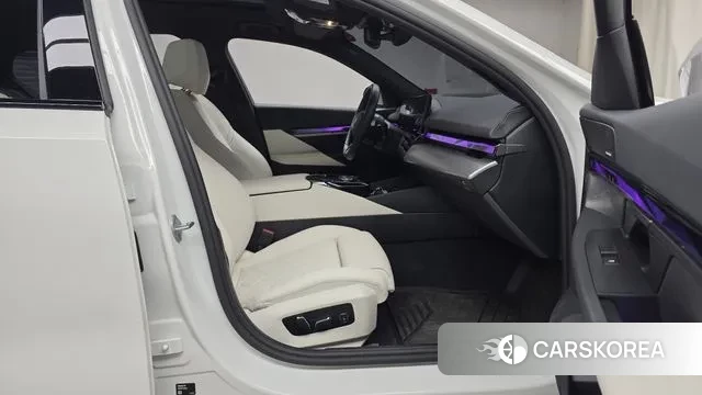 BMW 5 Series (G60) 2025 Белый из Кореи, фото 2