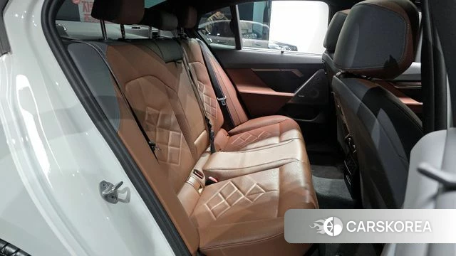 BMW 5 Series (G60) 2024 Белый из Кореи, фото 2