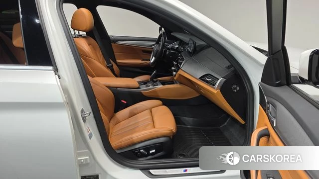 BMW 5 Series (G30) 2018 Белый из Кореи, фото 2