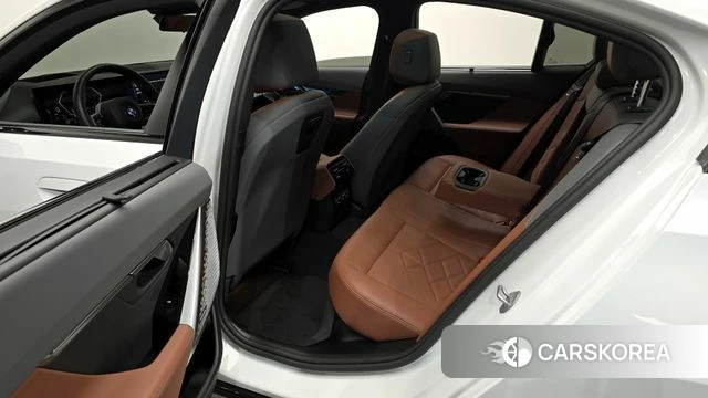 BMW 5 Series (G60) 2025 Белый из Кореи, фото 2