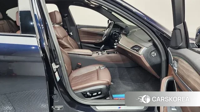 BMW 5 Series (G30) 2019 Черный из Кореи, фото 2