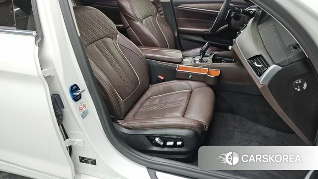 BMW 5 Series (G30) 2019 Белый из Кореи, фото 2
