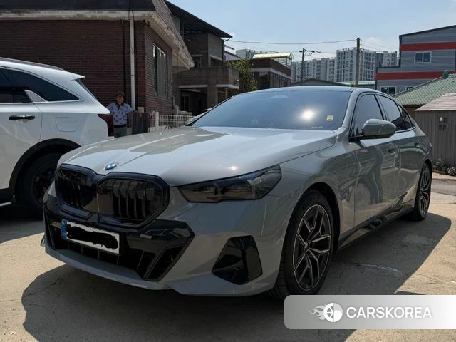 BMW 5 Series (G60) 2025 Серебристо-серый из Кореи, фото 2