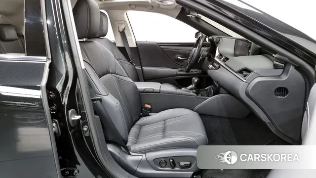 Lexus ES300h 7th generation 2020 Черный из Кореи, фото 2