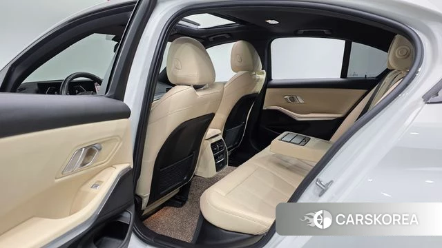 BMW 3 Series (G20) 2023 Белый из Кореи, фото 2