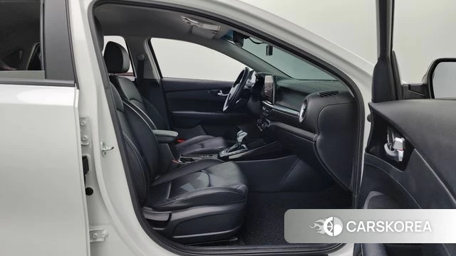 Kia The New K3 2nd generation 2023 Белый из Кореи, фото 2