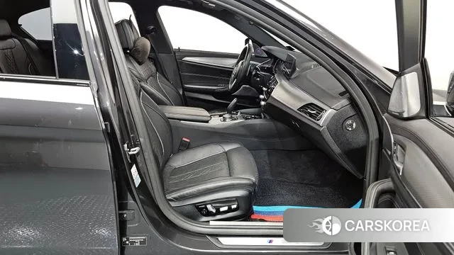 BMW 5 Series (G30) 2018 Черный из Кореи, фото 2