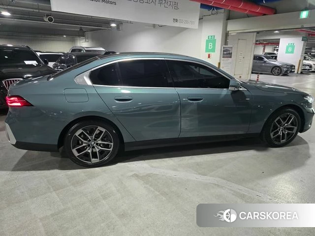 BMW 5 Series (G60) 2025 Небесно-голубой из Кореи, фото 2