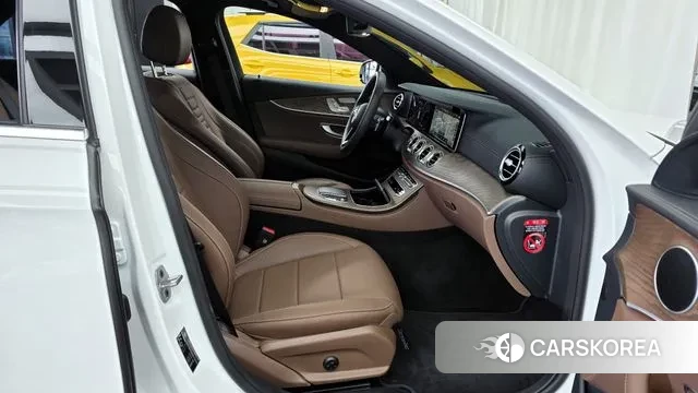 Mercedes-Benz E-Class W213 2023 Белый из Кореи, фото 2