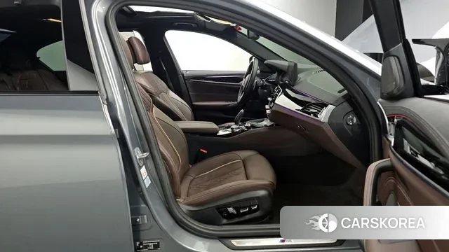 BMW 5 Series (G30) 2023 Серебристо-серый из Кореи, фото 2