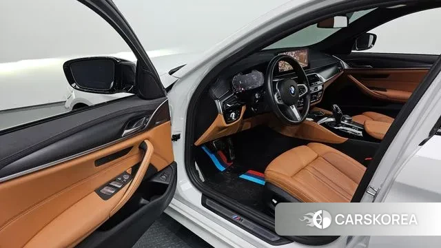 BMW 5 Series (G30) 2022 Белый из Кореи, фото 2