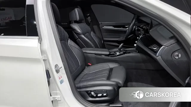 BMW 5 Series (G30) 2019 Белый из Кореи, фото 2