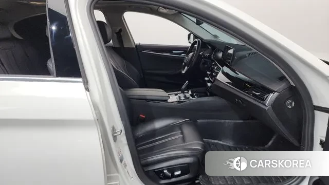 BMW 5 Series (G30) 2018 Белый из Кореи, фото 2