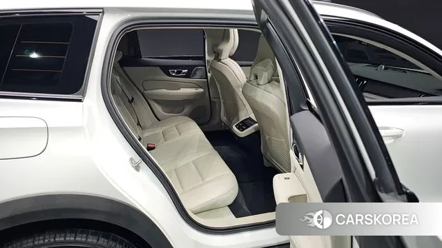 Volvo V60 Cross-Country 2nd Generation 2021 Белый из Кореи, фото 2