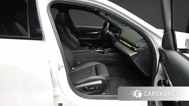 BMW 5 Series (G60) 2025 Белый из Кореи, фото 2