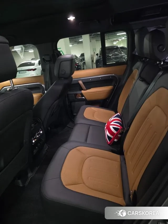 Land Rover Defender (L663) 2023 Серебряный двухцветный из Кореи, фото 2