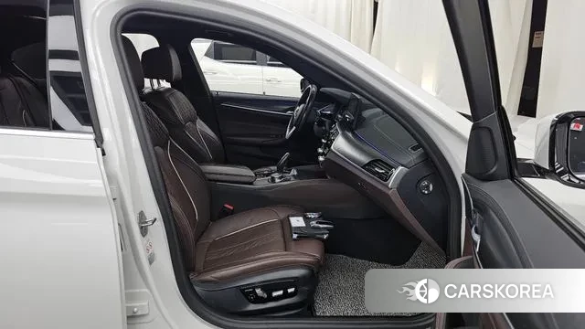 BMW 5 Series (G30) 2023 Белый из Кореи, фото 2