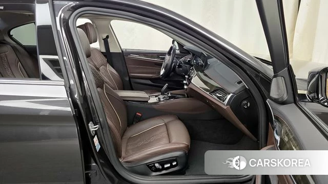 BMW 5 Series (G30) 2018 Серый из Кореи, фото 2