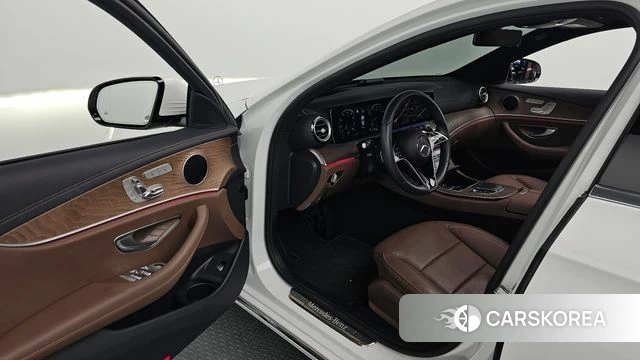 Mercedes-Benz E-Class W213 2023 Белый из Кореи, фото 2