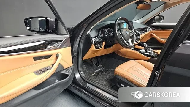 BMW 5 Series (G30) 2018 Серый из Кореи, фото 2