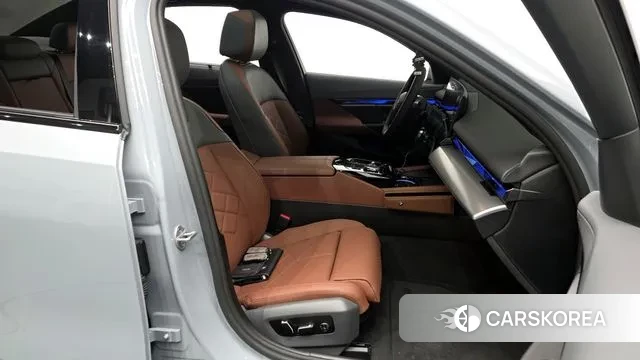 BMW 5 Series (G60) 2025 Светло-серебряный цвет из Кореи, фото 2