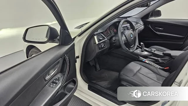 BMW 3 Series (F30) 2018 Белый из Кореи, фото 2