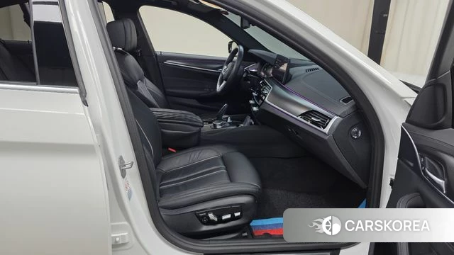 BMW 5 Series (G30) 2022 Белый из Кореи, фото 2