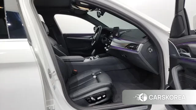 BMW 5 Series (G30) 2023 Белый из Кореи, фото 2