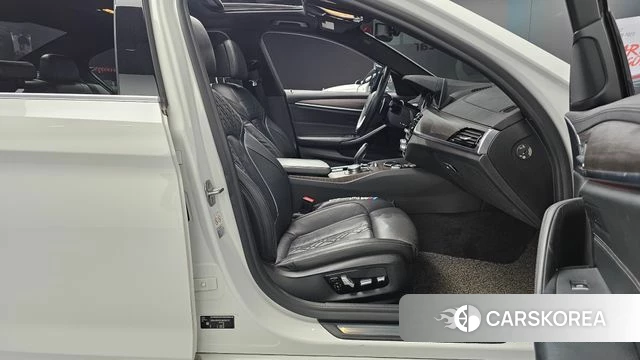BMW 5 Series (G30) 2018 Белый из Кореи, фото 2
