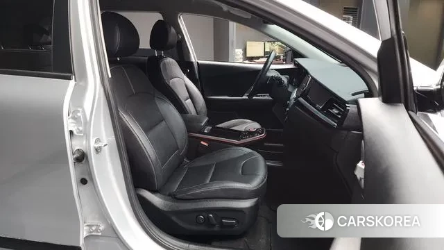 Kia Niro Plus 2022 Серебристо-серый из Кореи, фото 2