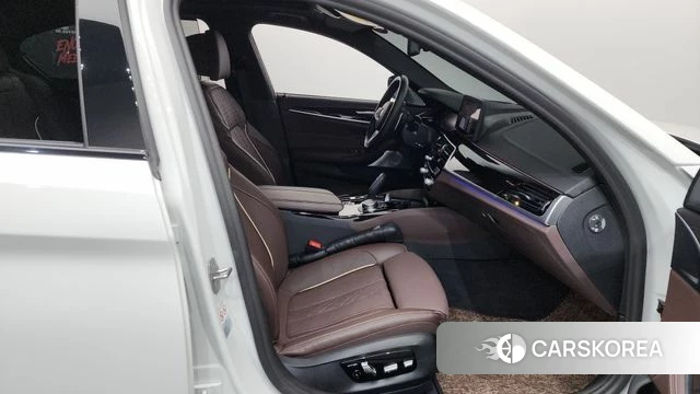 BMW 5 Series (G30) 2022 Белый из Кореи, фото 2