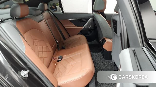 BMW 5 Series (G60) 2024 Серый из Кореи, фото 2