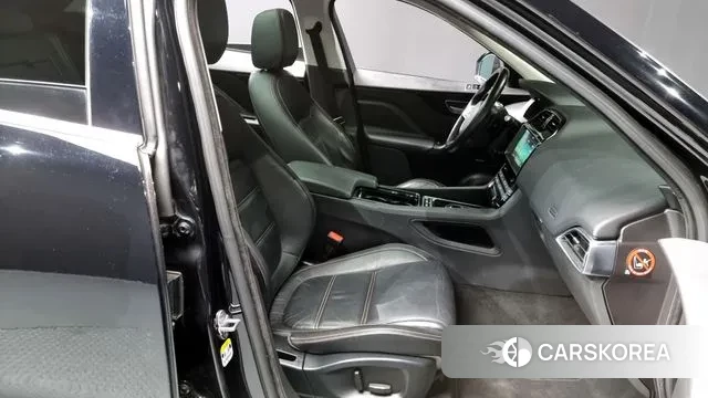 Jaguar F-PACE 2018 Черный из Кореи, фото 2