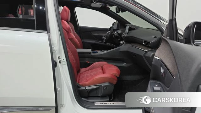 Peugeot 5008 second generation 2024 Белый из Кореи, фото 2