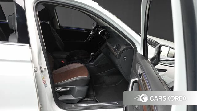 Volkswagen Tiguan Allspace 2023 Белый из Кореи, фото 2