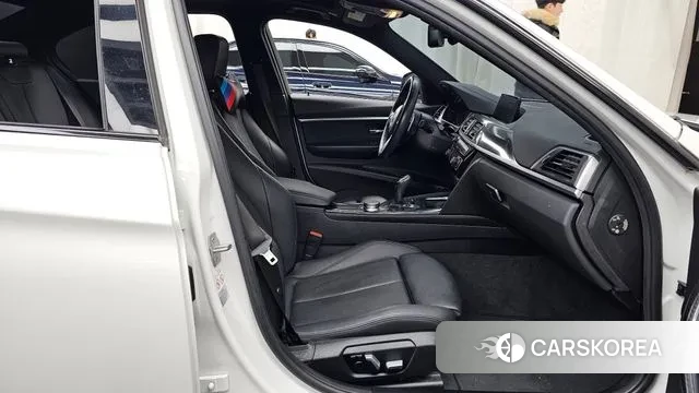 BMW 3 Series (F30) 2018 Белый из Кореи, фото 2