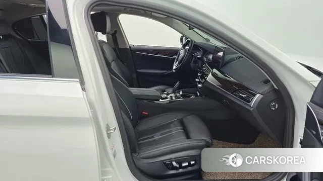 BMW 5 Series (G30) 2023 Белый из Кореи, фото 2