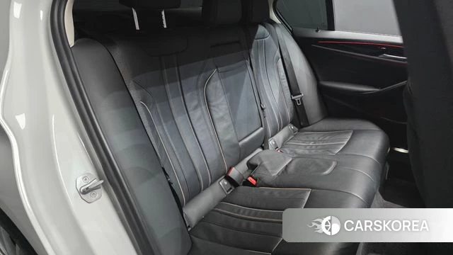 BMW 5 Series (G30) 2019 Белый из Кореи, фото 2