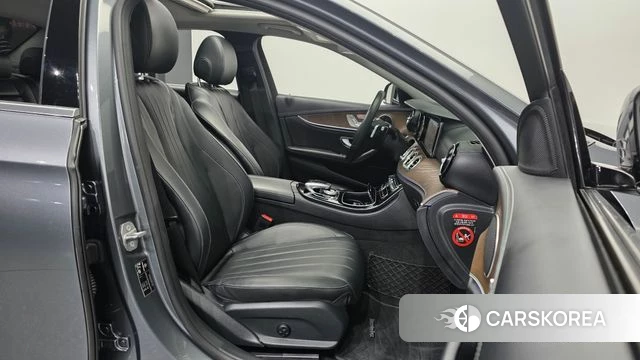 Mercedes-Benz E-Class W213 2018 Серый из Кореи, фото 2