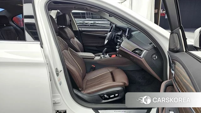 BMW 5 Series (G30) 2023 Белый из Кореи, фото 2