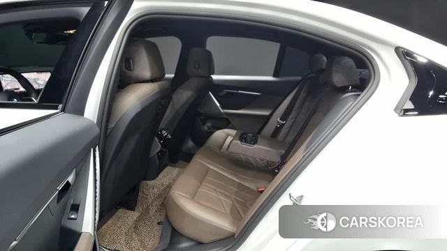 BMW 5 Series (G60) 2023 Белый из Кореи, фото 2
