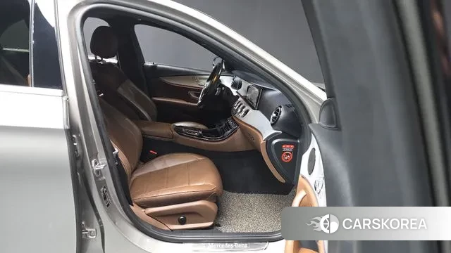 Mercedes-Benz E-Class W213 2021 Серебристо-серый из Кореи, фото 2