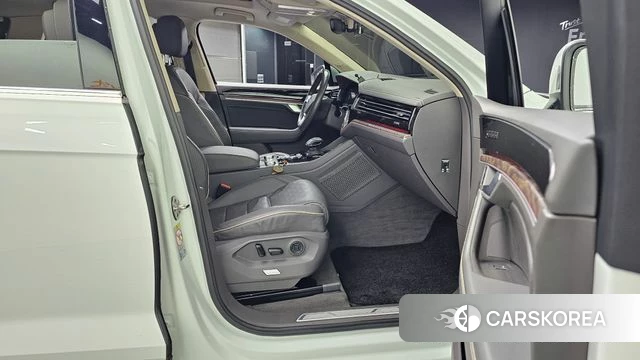 Volkswagen Touareg 3rd generation 2020 Белый из Кореи, фото 2
