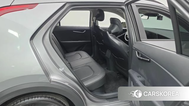 Kia Di Ol Nu Niro 2024 Серебристо-серый из Кореи, фото 2